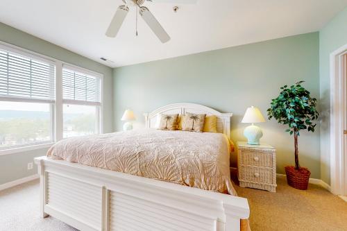 Postel nebo postele na pokoji v ubytování Bayside Resort - 31568 Winterberry Pkwy. #307