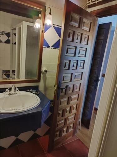 a bathroom with a sink and a mirror at La casa de Aza in Haza