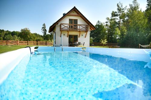 Πισίνα στο ή κοντά στο Domek na Kaszubach Hubertówka w Lipuszu