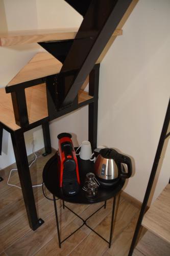 une petite table avec une théière et une bouilloire dans l'établissement Lebeau Repos, à Plouër-sur-Rance