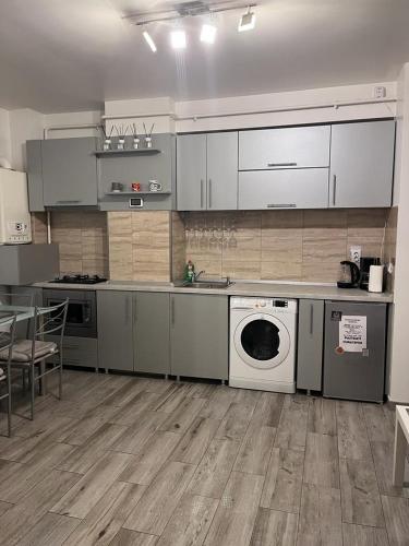 a kitchen with a washer and dryer in it at MODERN & ELEGANT Apartament in Craiova