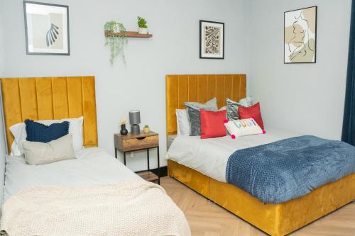 2 nebeneinander sitzende Betten in einem Schlafzimmer in der Unterkunft Peaceful home Nr Roundhay Park in Moortown