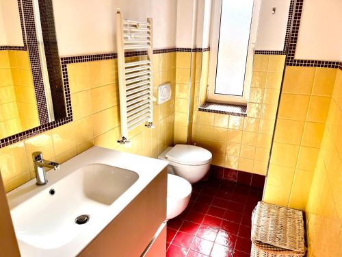 uma casa de banho com um lavatório branco e um WC. em Apartment in Arzela em La Spezia