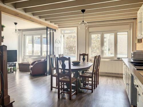 une cuisine et une salle à manger avec une table et des chaises dans l'établissement TY Ker Chouers, à Lingreville