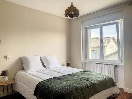 Habitación blanca con cama y ventana en Plages 1km maison calme avec cour TY ker chouers, en Lingreville