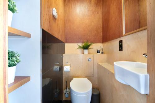 y baño con lavabo y aseo. en Luxury Central London Apartment - Farringdon, en Londres