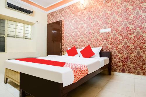 Llit o llits en una habitació de Collection O Hotel Rajwada Palace