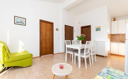 sala de estar con mesa y silla amarilla en Apartments MARIJA, en Okrug Donji