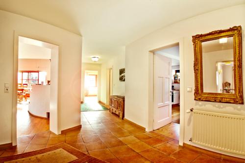 uma sala de estar com um espelho e um corredor em ZugspitzApps em Ehrwald
