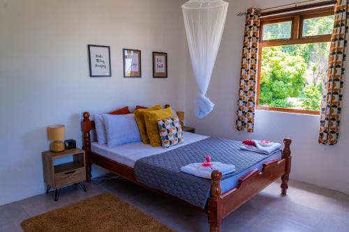 1 dormitorio con cama y ventana en Maison de Lecointe en Dublanc