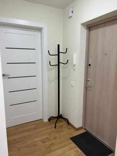 特爾希艾的住宿－Amot apartamentai，门边有一个十字架的房间