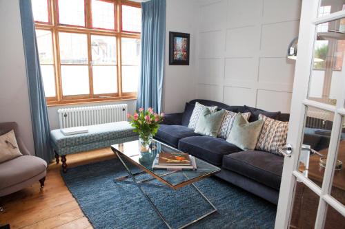 ein Wohnzimmer mit einer Couch und einem Glastisch in der Unterkunft Shrewsbury Townhouse - Free Parking in Shrewsbury