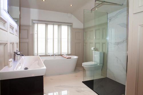 uma casa de banho com uma banheira, um lavatório e um WC. em Shrewsbury Townhouse - Free Parking em Shrewsbury