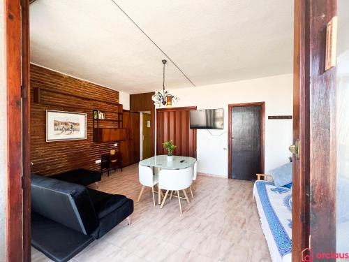 - un salon avec un canapé et une table dans l'établissement Oasis a 50m del Mar, à Grao de Castellón