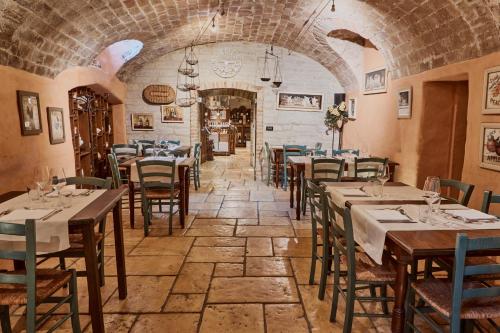 un restaurante con mesas y sillas en una habitación en Ca' San Sebastiano Wine Resort & Spa, en Camino