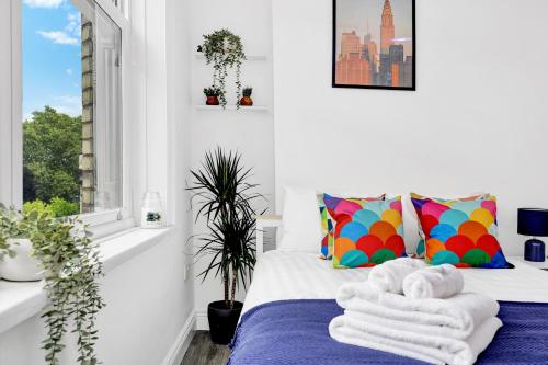 um quarto com uma cama com toalhas em Central Hoxton High Spec 2 Bed! em Londres