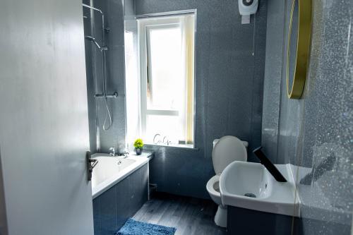 Bathroom sa Emerald Gem of Leeds with Great Location including Parking