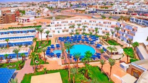 widok z powietrza na ośrodek z basenem w obiekcie Albatros Sharm Resort - By Pickalbatros w Szarm el-Szejk