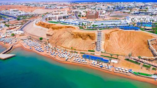 - une vue aérienne sur la plage et l'océan dans l'établissement Albatros Sharm Resort - By Pickalbatros, à Charm el-Cheikh