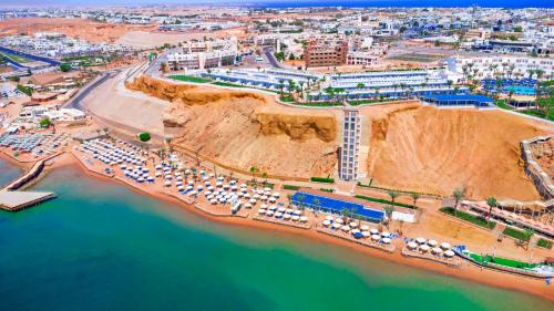 een luchtzicht op een strand en de oceaan bij Albatros Sharm Resort - By Pickalbatros in Sharm El Sheikh