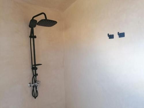 een douche in een kamer met een douche bij DAV MAHAL Eco lodge in Sidi Kaouki