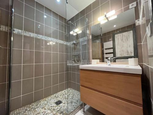 une salle de bain avec un lavabo et une douche dans l'établissement Grand T4 rénové, 90m², Pra Loup 1600, 8 pers, près des pistes, balcon et box à skis - FR-1-165A-76, à Uvernet