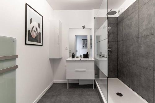 a bathroom with a shower and a sink at StadeDeFrance/Saint-Denis : Appartement Terrasse 6P in Saint-Denis