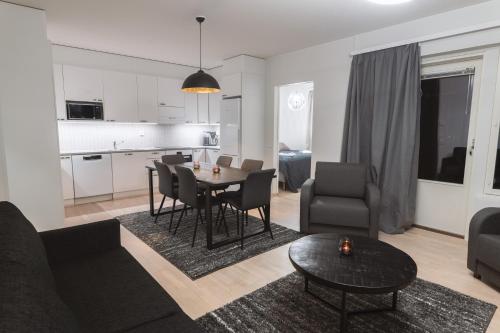 ロヴァニエミにあるApartment Mallaのリビングルーム、キッチン(テーブル、椅子付)