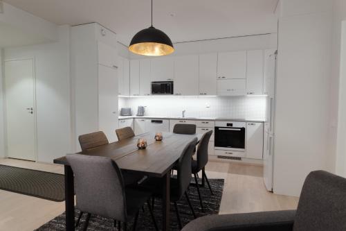 ロヴァニエミにあるApartment Mallaのダイニングルーム(テーブル、椅子付)