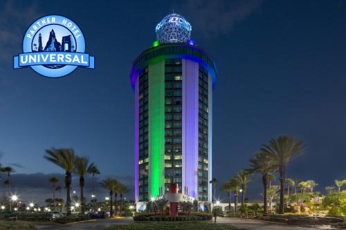 um edifício iluminado com um sinal em Four Points by Sheraton Orlando International Drive em Orlando