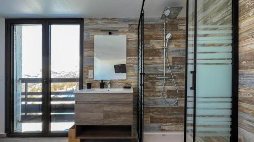 ein Bad mit einem Waschbecken und einer Dusche in der Unterkunft Le Super Refuge de l'Ecureuil in Enchastrayes