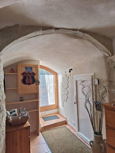 Cette chambre dispose d'un couloir avec une porte et une fenêtre. dans l'établissement Chambre atypique : La Grotte, à Bez-et-Esparon