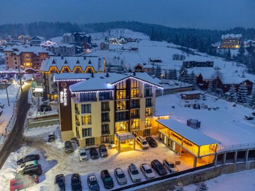 una vista aerea di un hotel nella neve di Gold Palace Bukovel a Bukovel