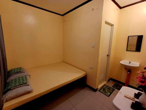 Кровать или кровати в номере CheRi Backpackers Hostel