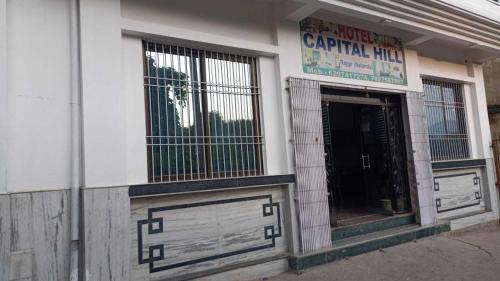 un edificio con entrada a una posada capital en OYO Flagship Hotel Capital Hill, en Rajgir