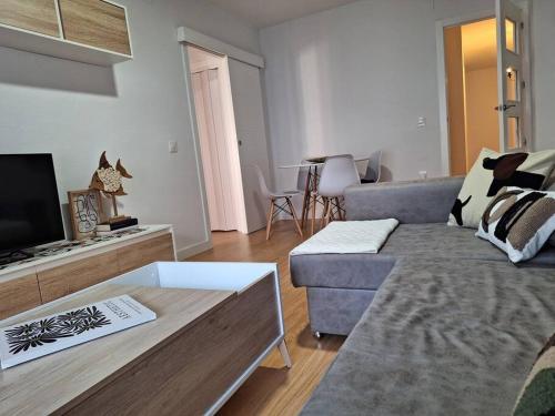 a living room with a couch and a tv at Apartamento Plaza España de Luque in Luque