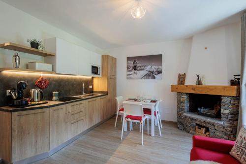 REVO Apartments - Rocca Fiorita tesisinde mutfak veya mini mutfak