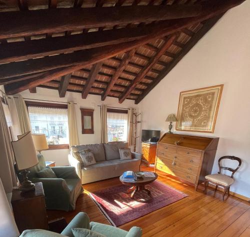 a living room with a couch and a table at Regina dei fiori in Marostica
