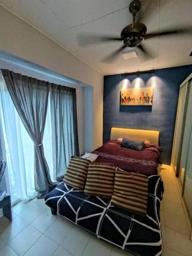 sypialnia z łóżkiem i wentylatorem sufitowym w obiekcie Rumah teres 2 tingkat & 3 bilik w mieście Pasir Gudang