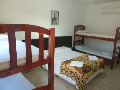 een slaapkamer met 2 stapelbedden en een tafel bij Pousada Don Blu in Itaipulândia