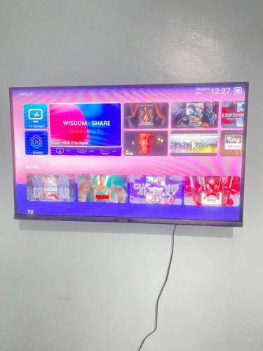 TV at/o entertainment center sa Studio Bnb Thika Town