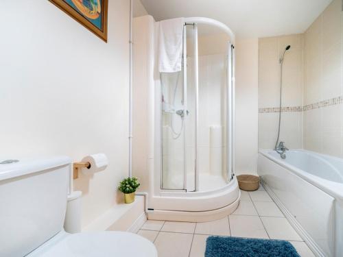 uma casa de banho com um chuveiro, um WC e uma banheira em Pass the Keys Beautiful 2 Bedroom Apartment Queens Quarter Lots Nearby em Belfast