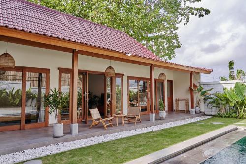 a villa with a pool and a house at New Villa La Crema - Designer 3BR Canggu in Canggu