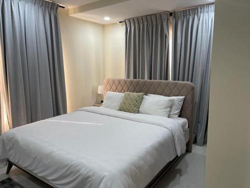 - une chambre avec un grand lit et une fenêtre dans l'établissement Modern 2 bedroom apartment in Sakumono-Tema Beach Rd, Accra-Ghana, à Accra