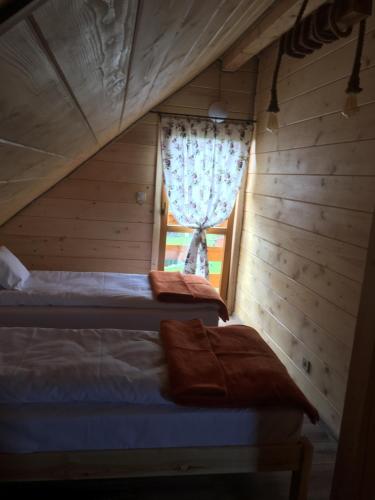Postel nebo postele na pokoji v ubytování Domki Zagroda Domek z bala z basenem & sauna & balia z hydromasażem