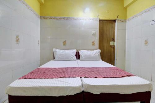 Postel nebo postele na pokoji v ubytování OYO 71798 Ezhil Residency