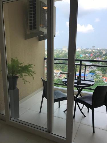 Cette chambre dispose d'un balcon avec une table et des chaises. dans l'établissement Cozy apartment Battaramulla, à Colombo