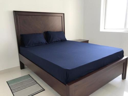 Ce lit se trouve dans une chambre dotée d'un matelas bleu. dans l'établissement Cozy apartment Battaramulla, à Colombo