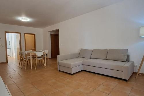 un soggiorno con un divano e un tavolo di Casa das Lombas a Vila Baleira