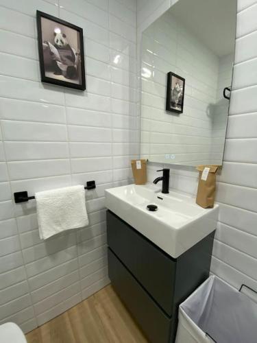 a white bathroom with a sink and a toilet at Apartamento con vistas en Vigo by RSH in Vigo